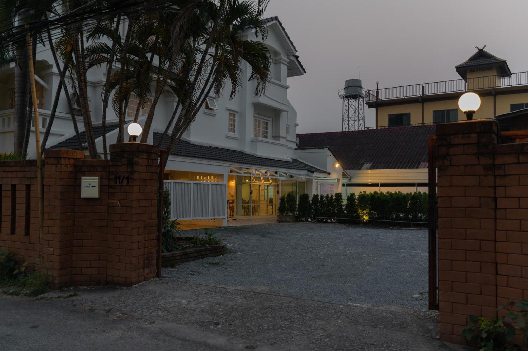 Mini-Me Hubs, Charm Suites & Pool In Old City Chiang Mai Eksteriør billede