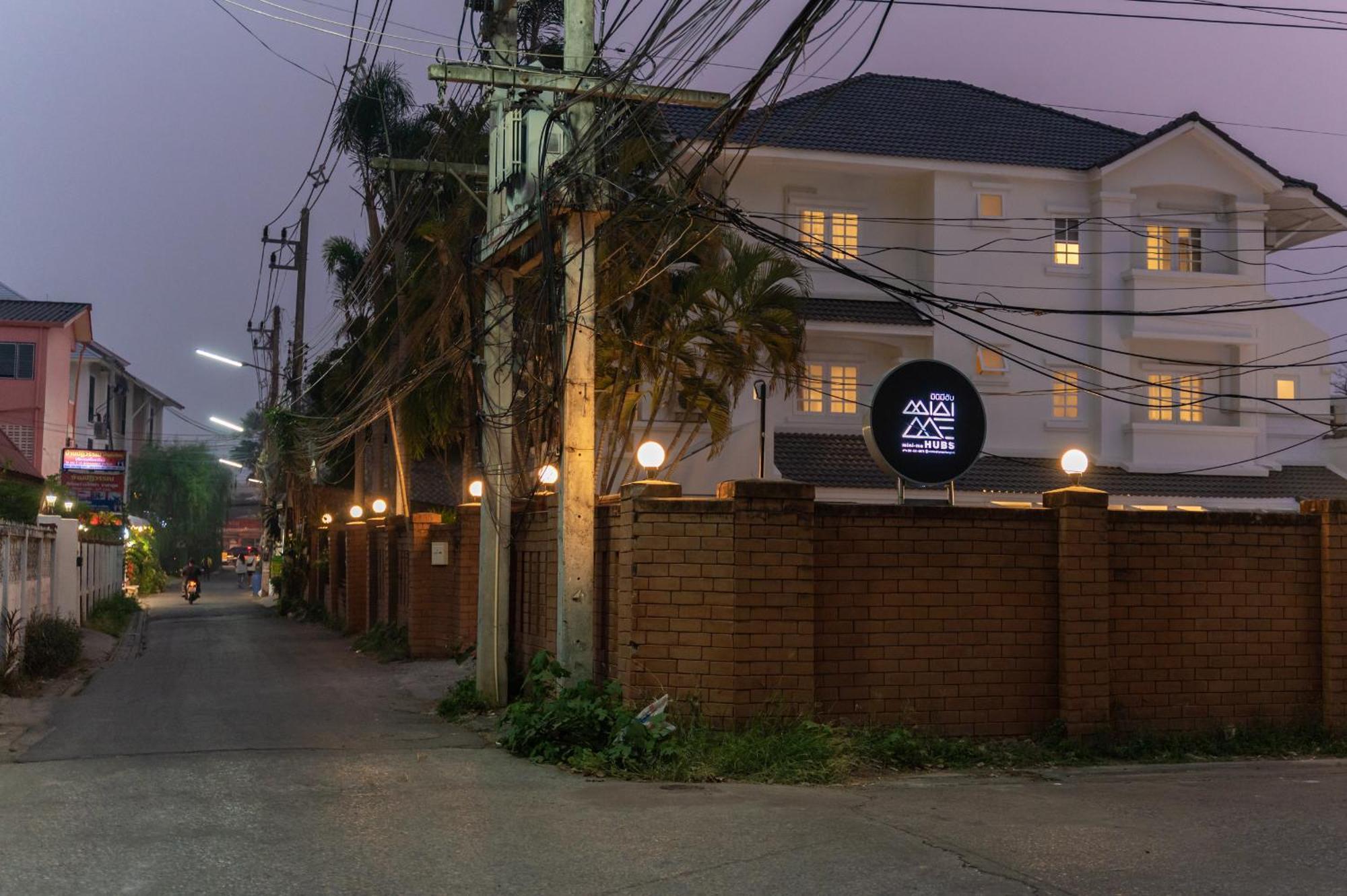 Mini-Me Hubs, Charm Suites & Pool In Old City Chiang Mai Eksteriør billede